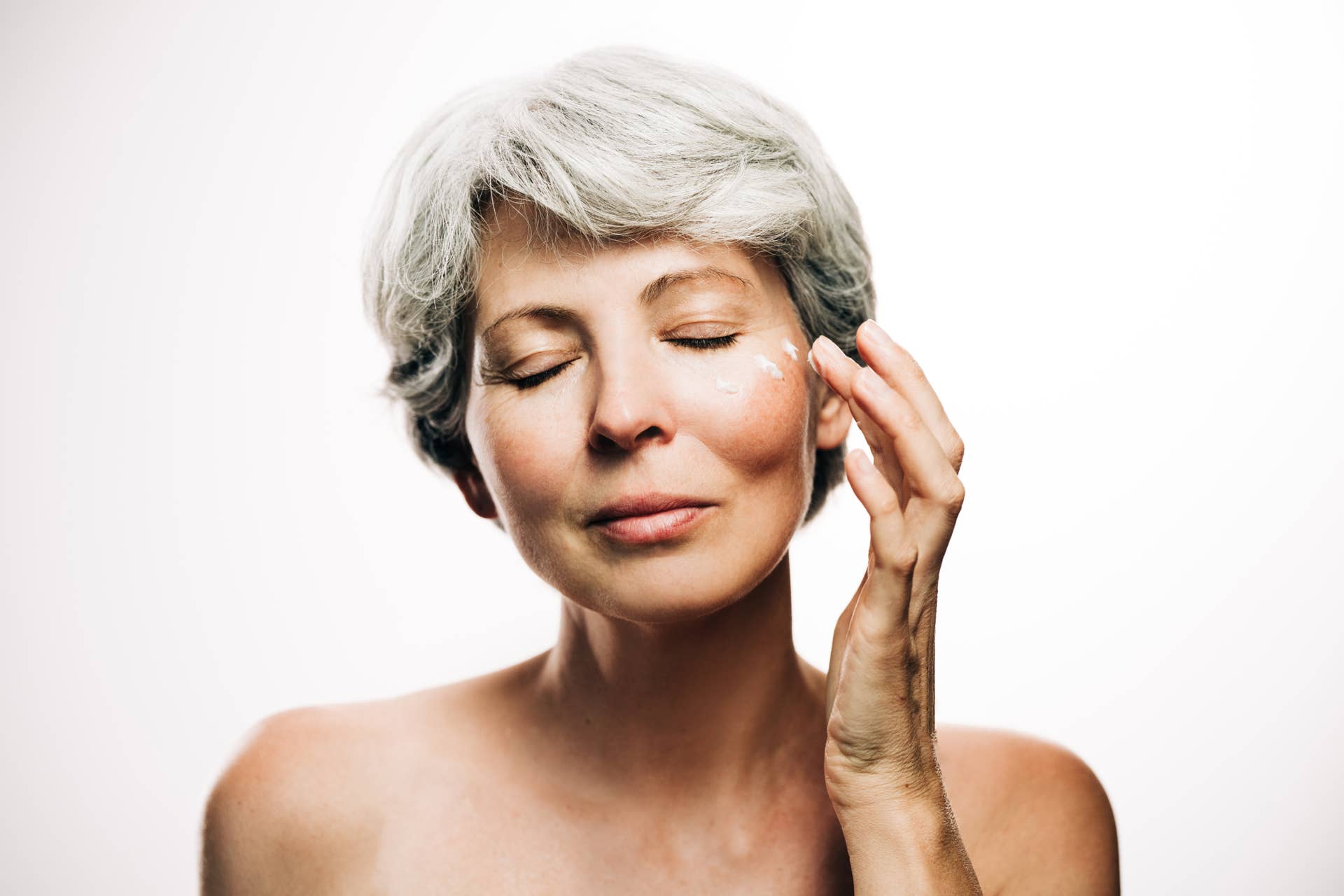 Accompagnement professionnel pour les soins du visage après 50 ans