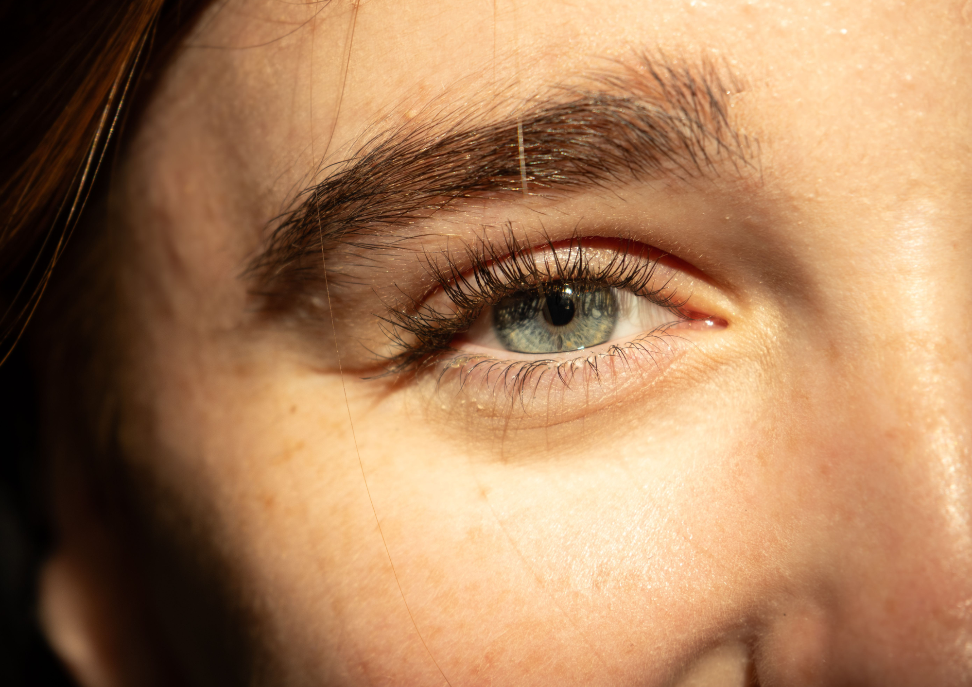 Visage avec peau lumineuse après un soin exfoliant